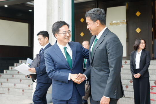 김동연 경기도지사가 찻찻 싯디판 태국 방콕시장을 만났다./사진제공=경기도